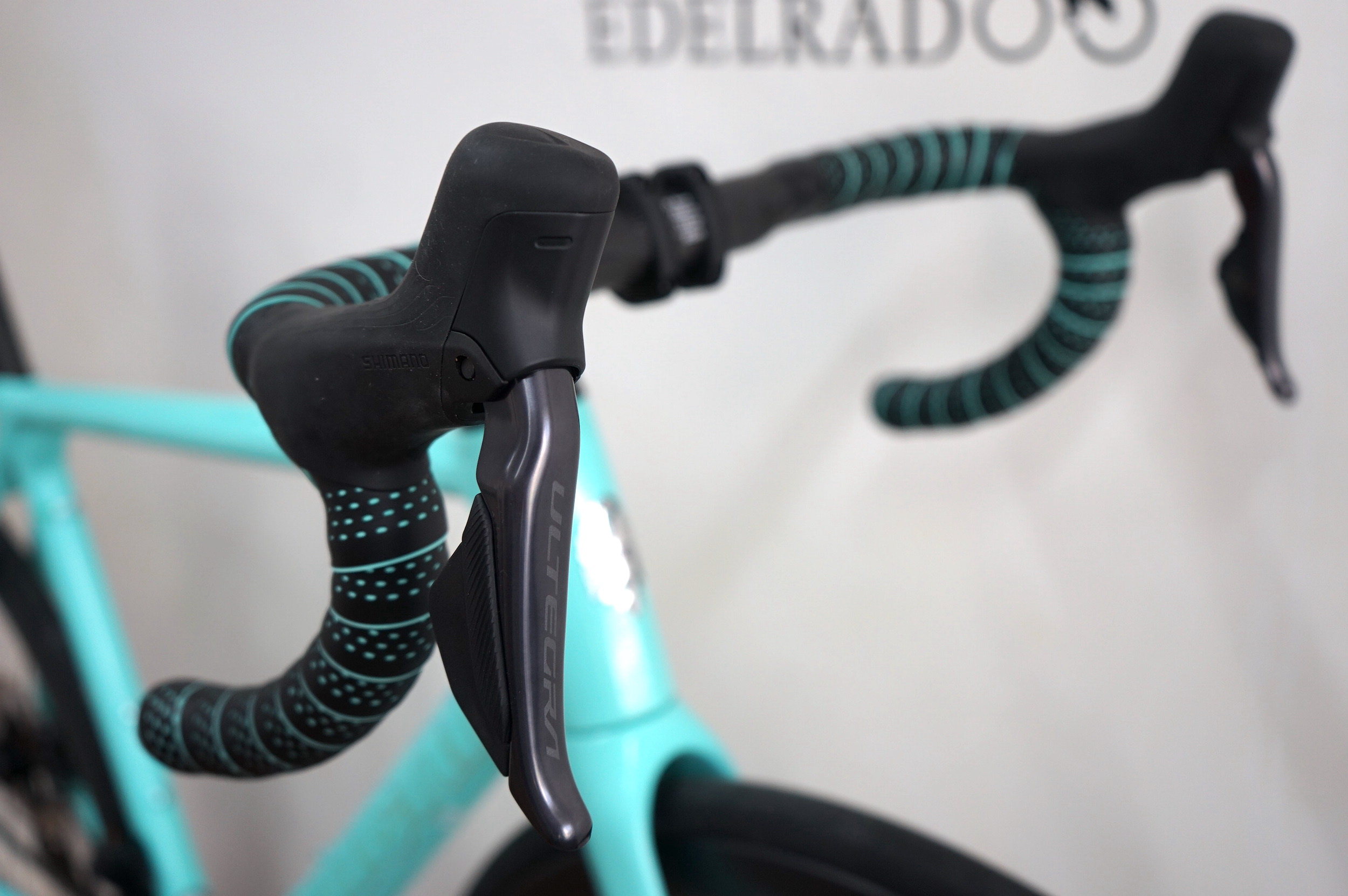 Bianchi SPECIALISSIMA Ultegra Di2 2x12 + Carbonlaufräder (2023) YSBY6X