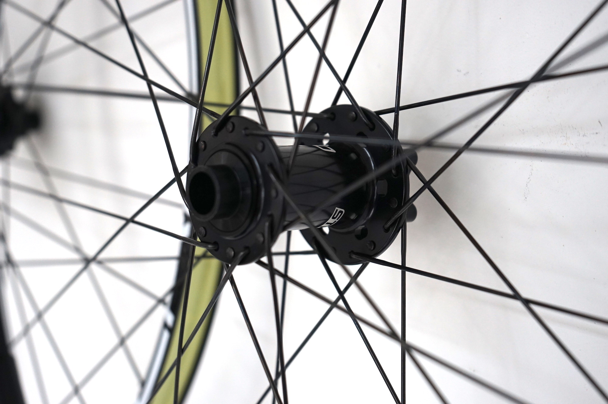 STAN'S NOTUBES LAUFRADSATZ ZTR CREST MK3 27,5" VR: 15x100mm / HR: 12x142mm