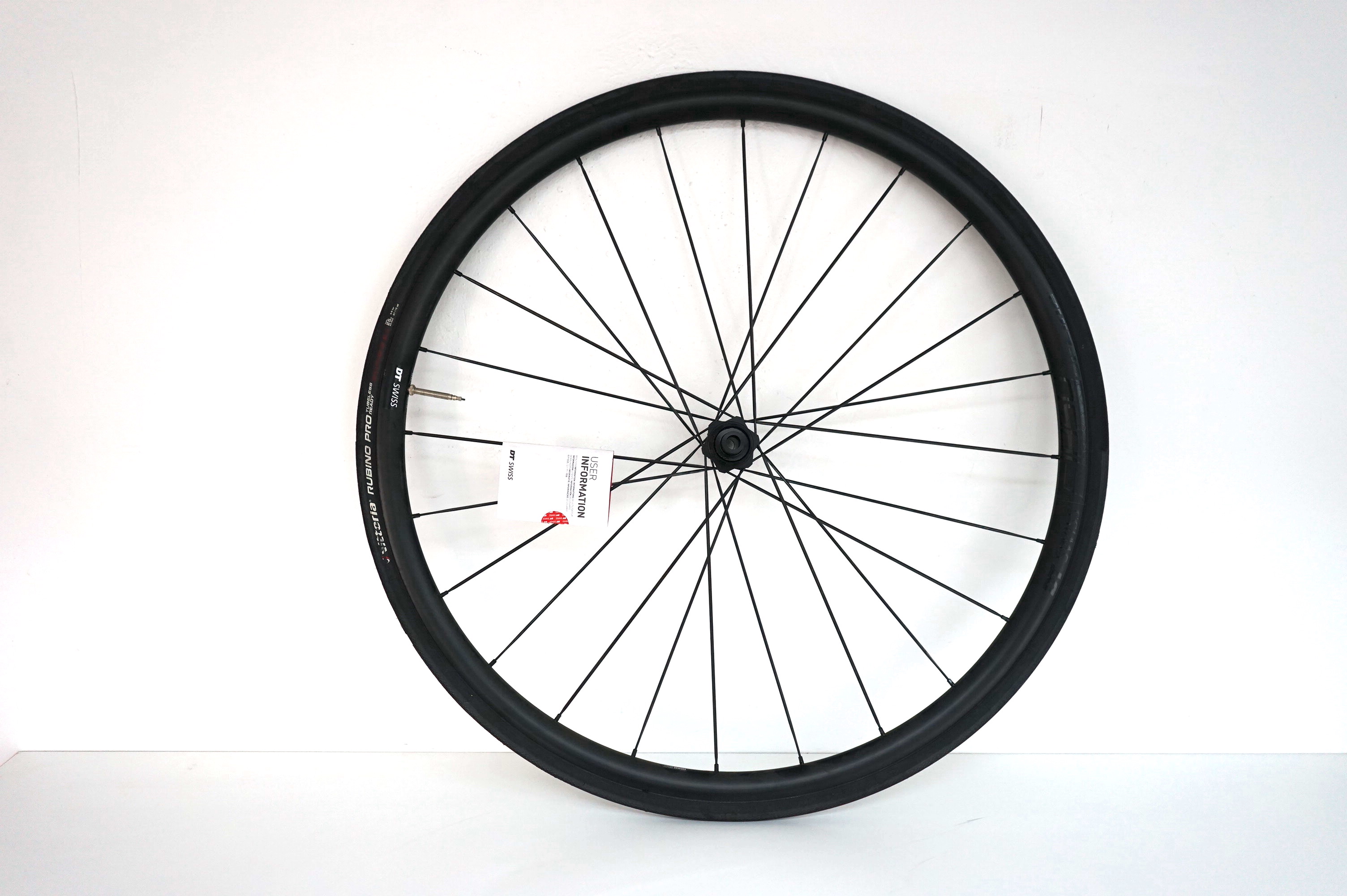 DT Swiss E1850 disc-brake Centerlock Hinterrad Shimano inkl. Reifen (NEUWARE)