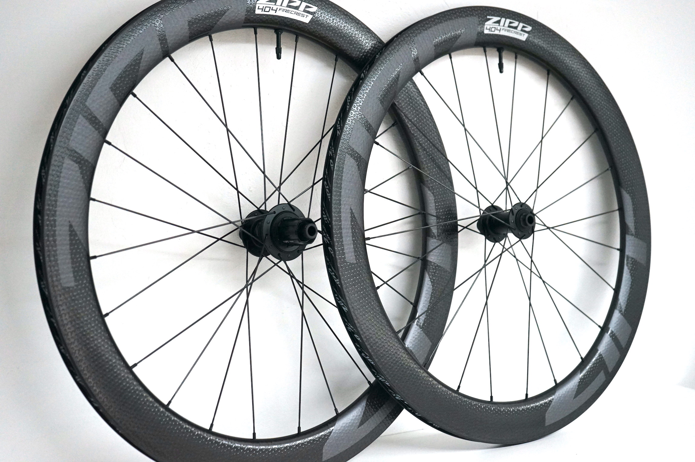 ZIPP 404 Carbon Clincher Firecrest Tubeless-Ready für Scheibenbremsen (2022/2023) Laufradsatz