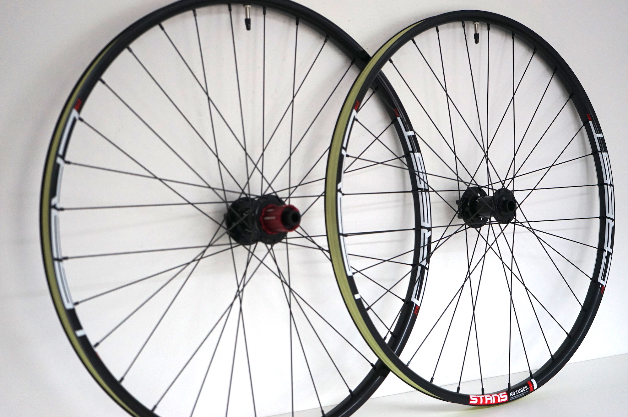 STAN'S NOTUBES LAUFRADSATZ ZTR CREST MK3 27,5" VR: 15x100mm / HR: 12x142mm