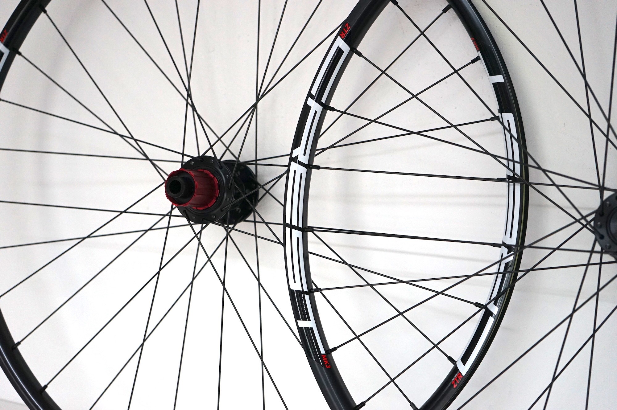 STAN'S NOTUBES LAUFRADSATZ ZTR CREST MK3 27,5" VR: 15x100mm / HR: 12x142mm