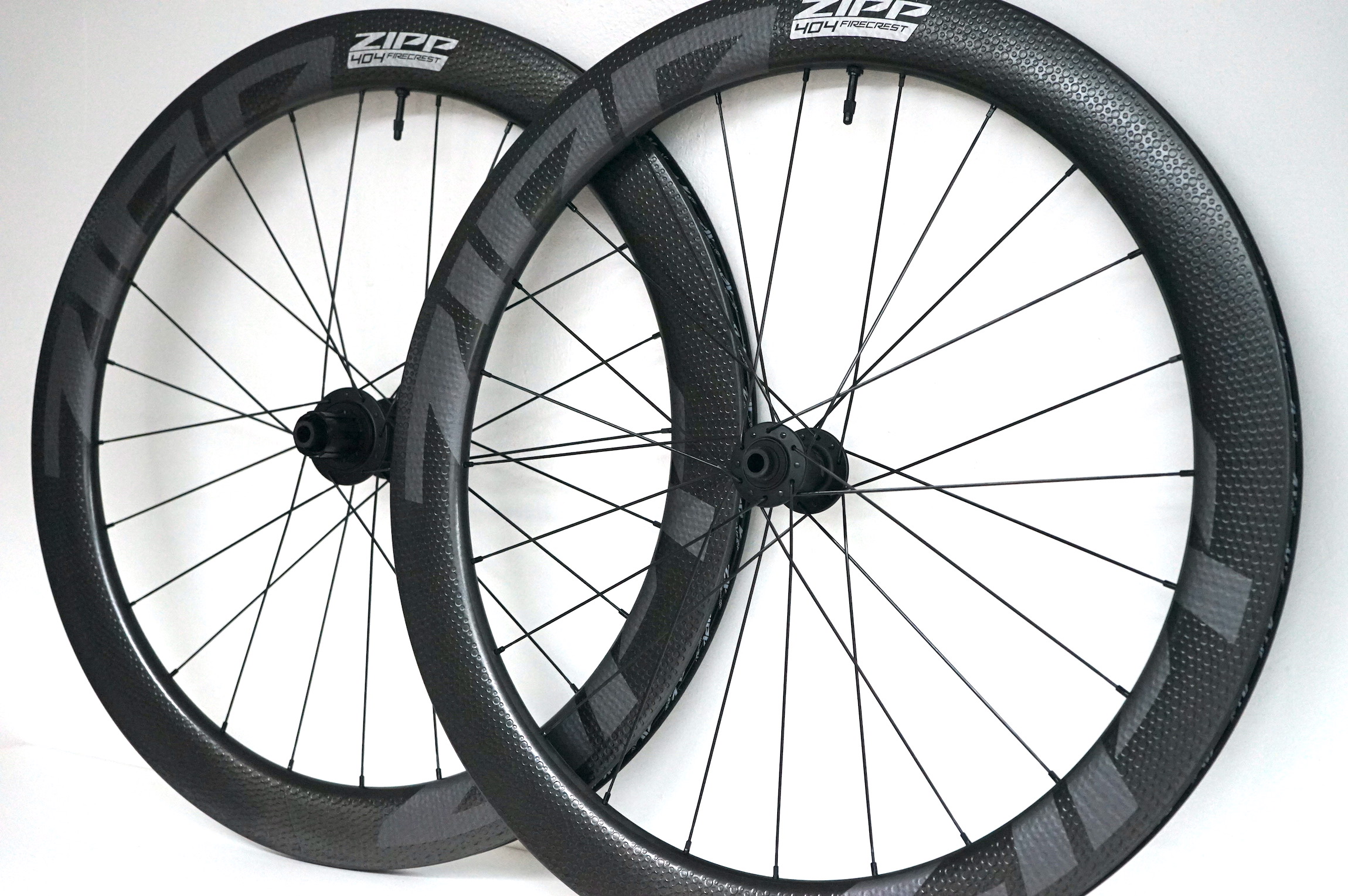 ZIPP 404 Carbon Clincher Firecrest Tubeless-Ready für Scheibenbremsen (2022/2023) Laufradsatz