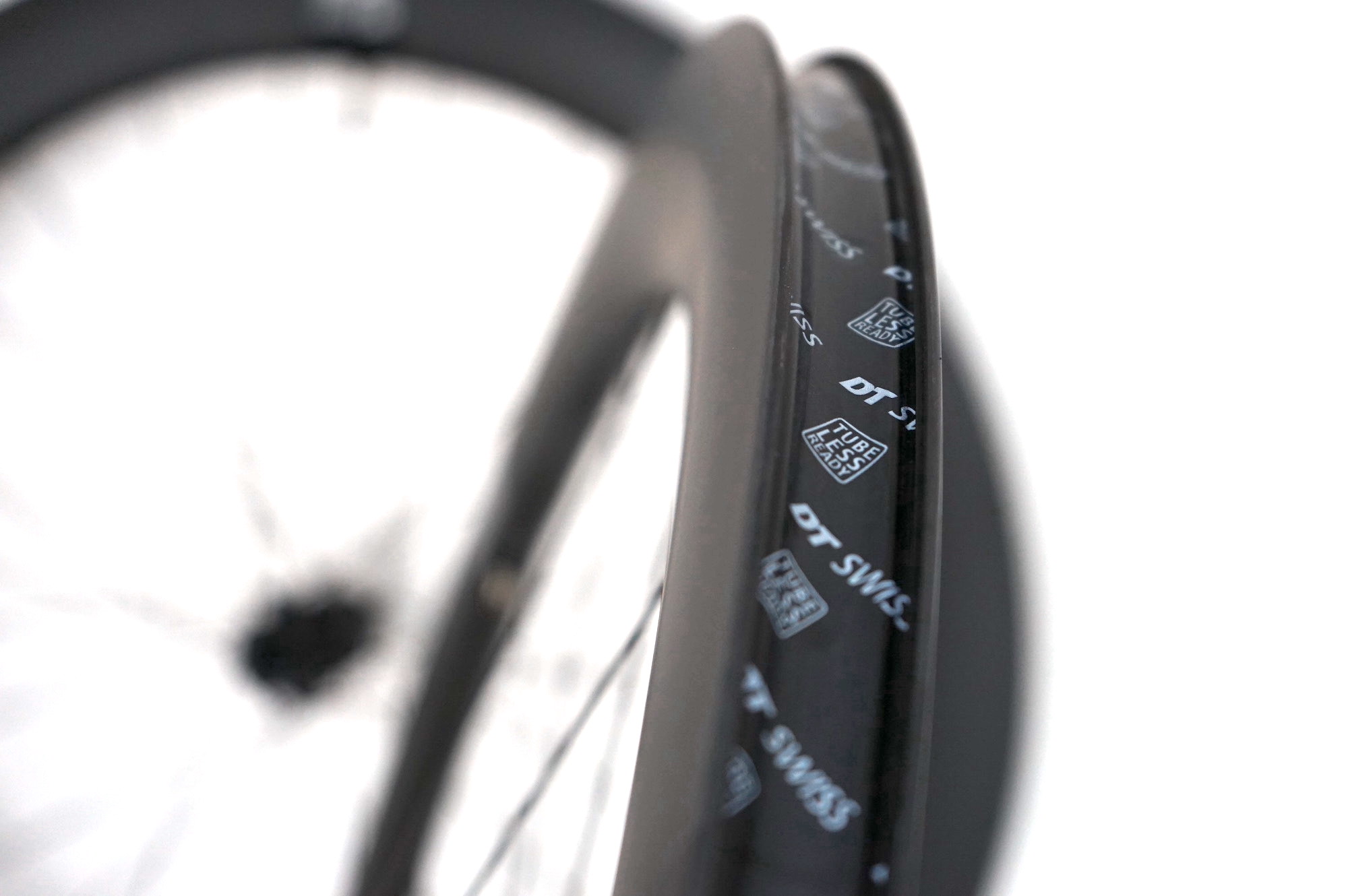 DT Swiss ARC1650 disc-brake 62mm Laufradsatz (VR 12x100mm / HR 12x142mm)