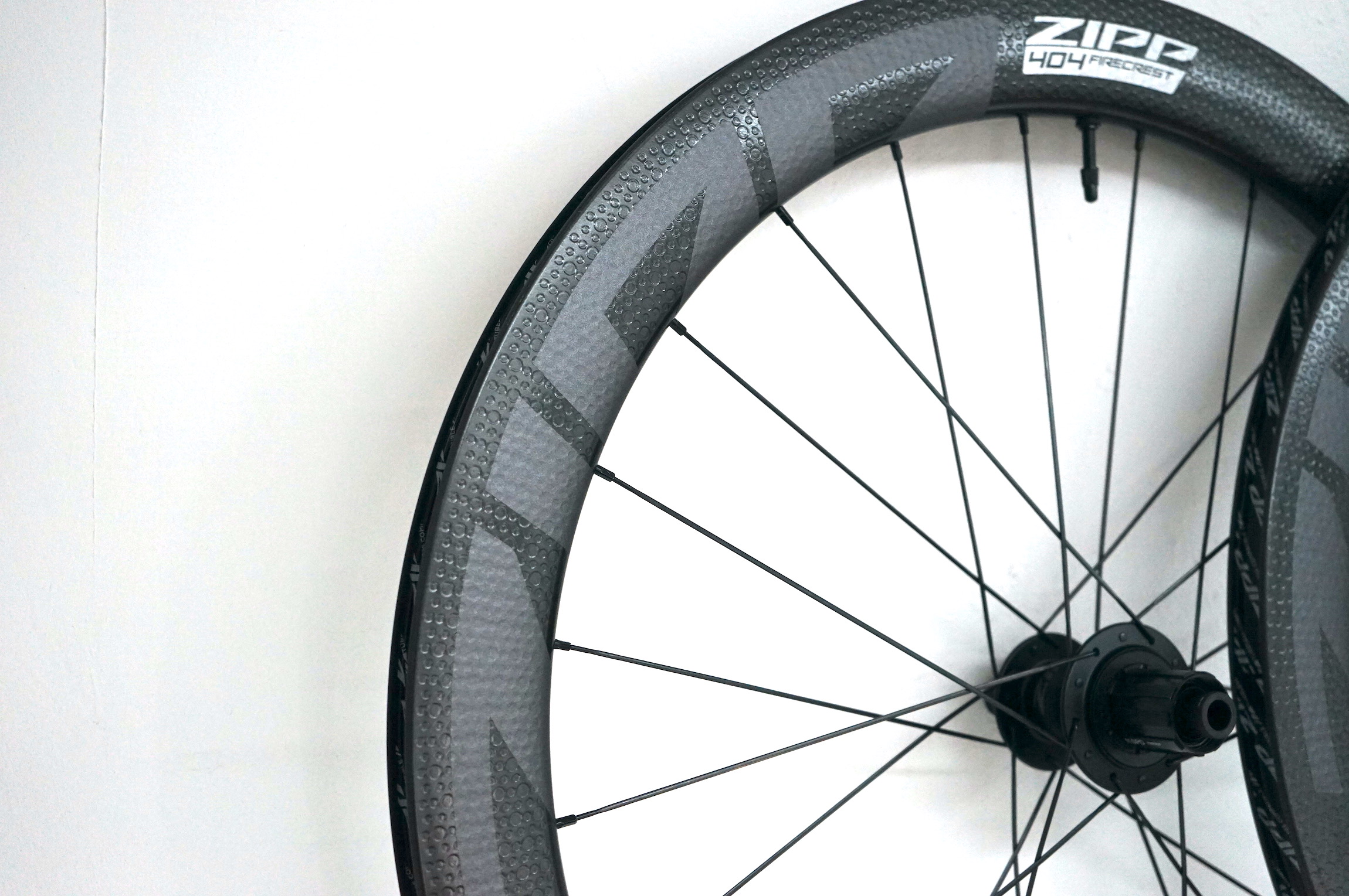 ZIPP 404 Carbon Clincher Firecrest Tubeless-Ready für Scheibenbremsen (2022/2023) Laufradsatz