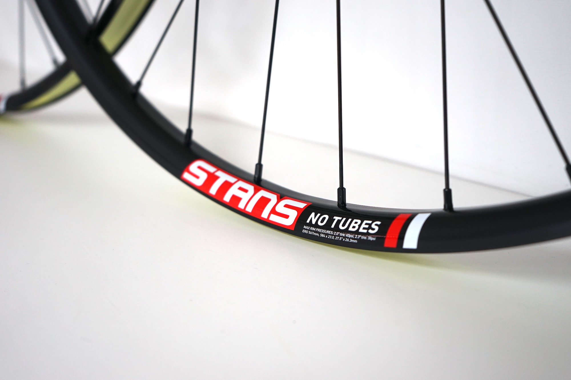 STAN'S NOTUBES LAUFRADSATZ ZTR CREST MK3 27,5" VR: 15x100mm / HR: 12x142mm
