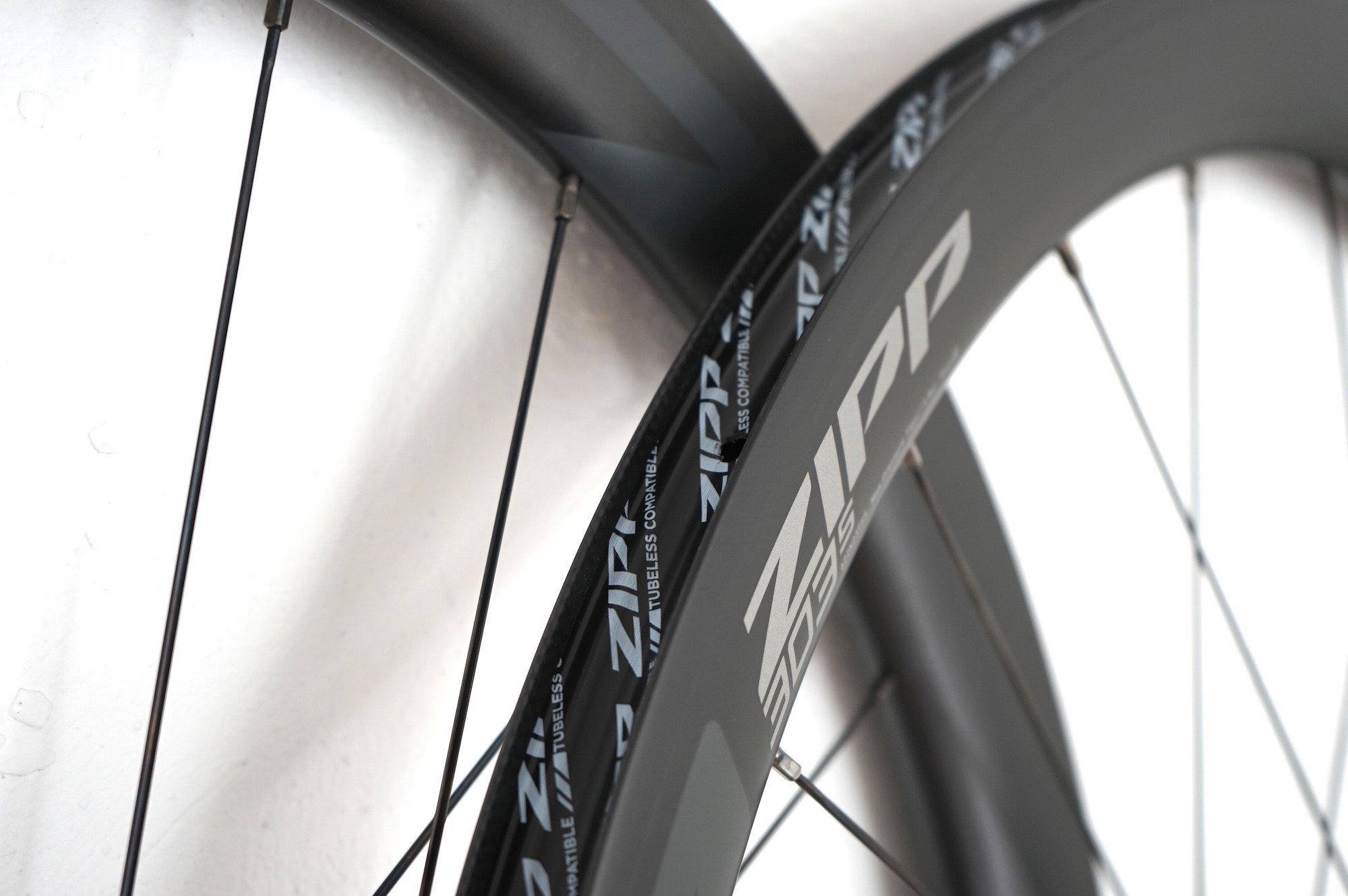 Zipp 303 S Carbon Laufradsatz tubeless disc center-lock 303s 28"