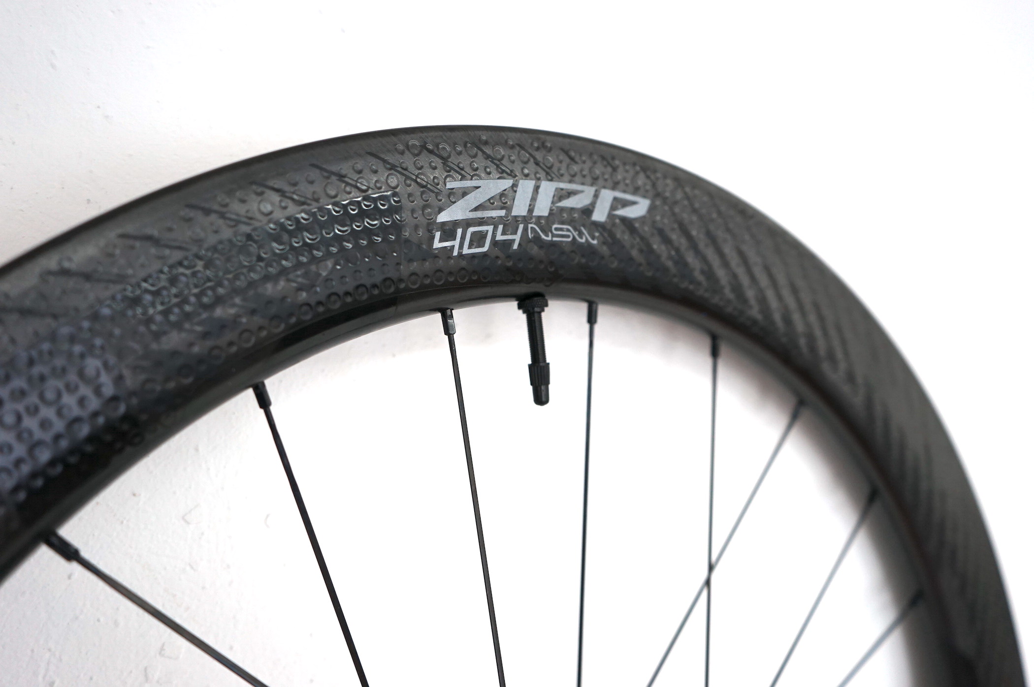 ZIPP 404 NSW DISC Carbon Clincher tubless (2021) Hinterrad 12x142mm