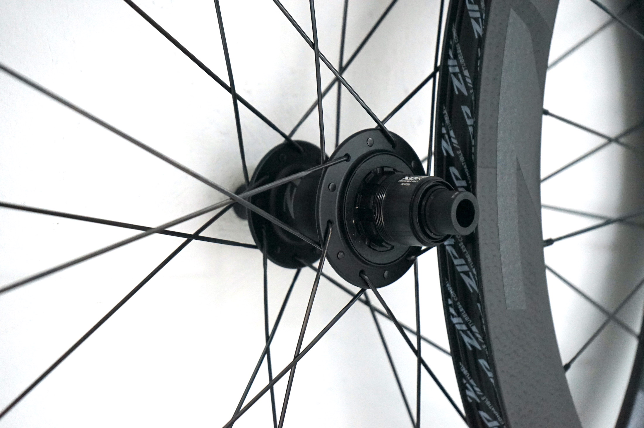 ZIPP 404 Firecrest Tubeless für Scheibenbremsen (2022) Laufradsatz