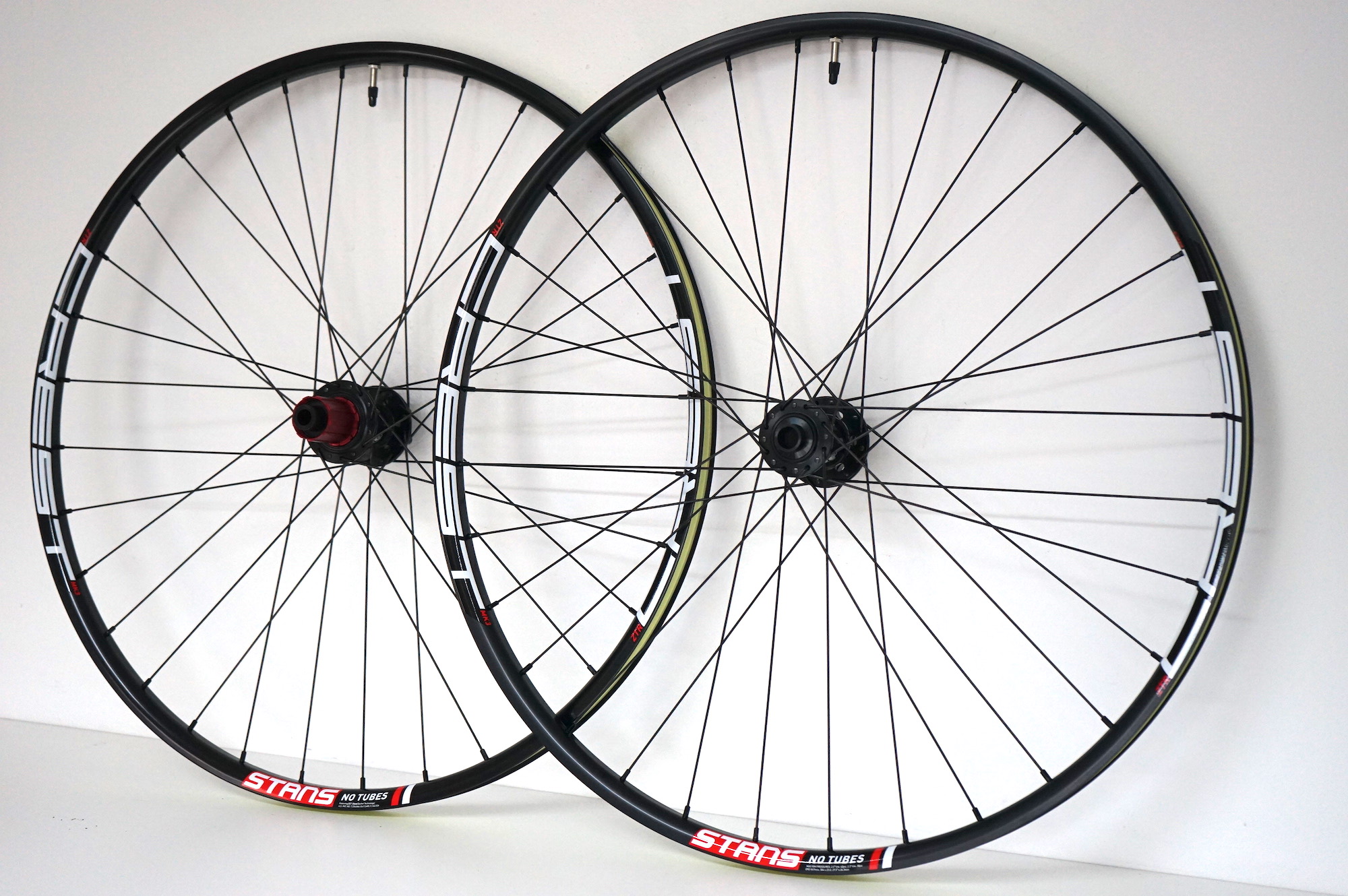 STAN'S NOTUBES LAUFRADSATZ ZTR CREST MK3 27,5" VR: 15x100mm / HR: 12x142mm