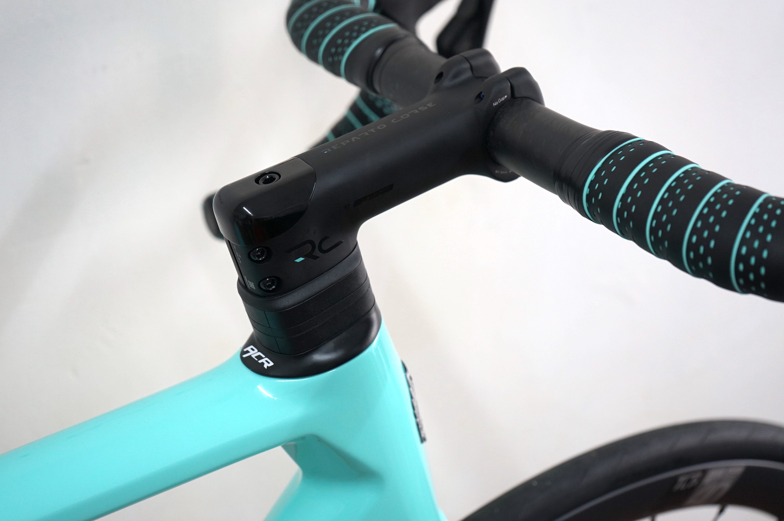 Bianchi SPECIALISSIMA Ultegra Di2 2x12 + Carbonlaufräder (2023) YSBY6X