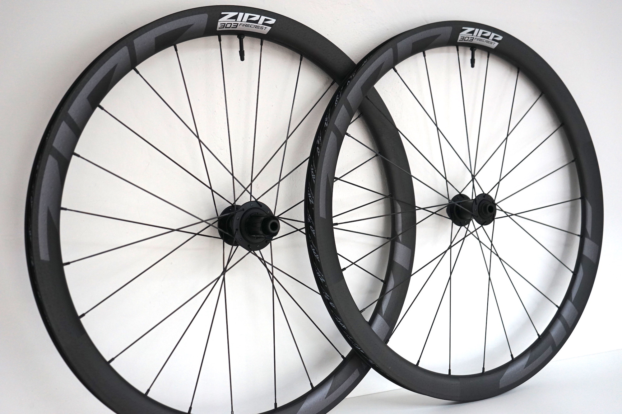ZIPP 303 Firecrest Tubeless für Scheibenbremsen (2023) Laufradsatz