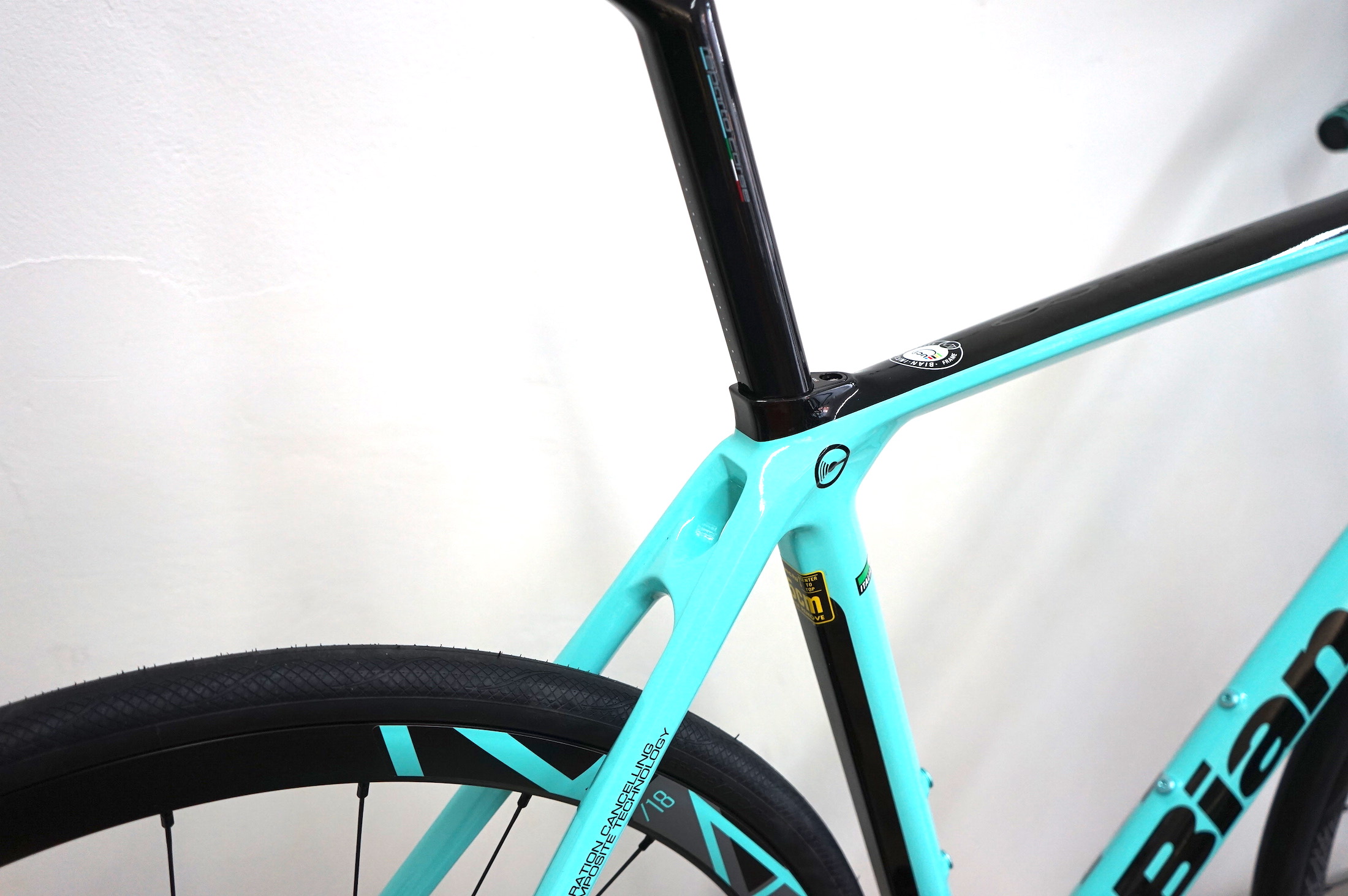 Bianchi INFINITO CV Disc Ultegra Di2 (2020) Color: 2A
