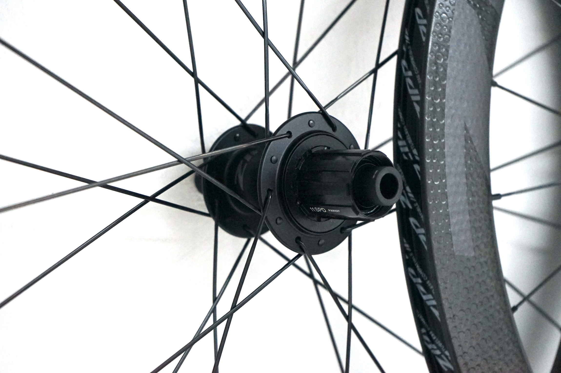 ZIPP 404 Carbon Clincher Firecrest Tubeless-Ready für Scheibenbremsen (2022/2023) Laufradsatz