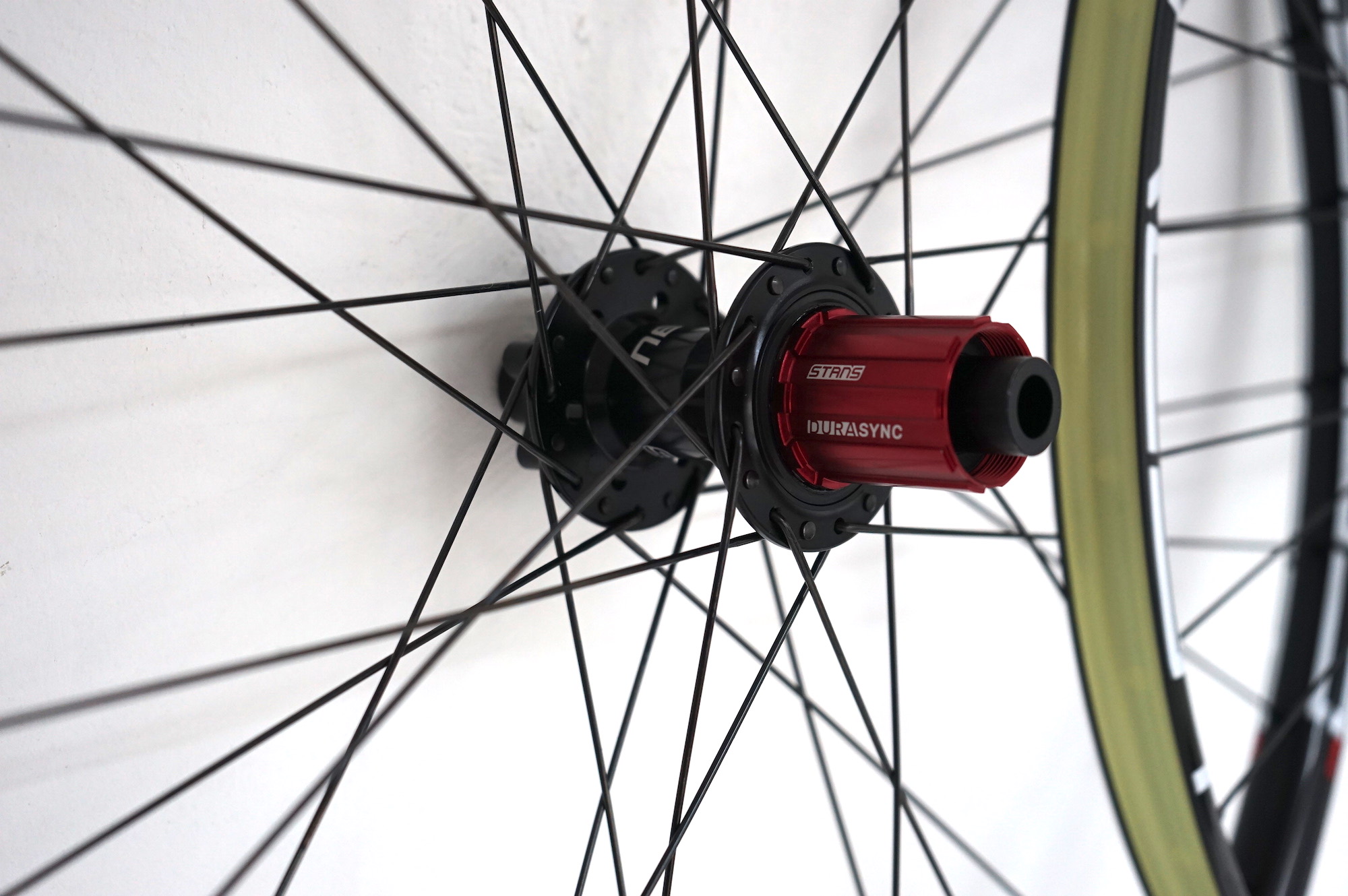 STAN'S NOTUBES LAUFRADSATZ ZTR CREST MK3 27,5" VR: 15x100mm / HR: 12x142mm