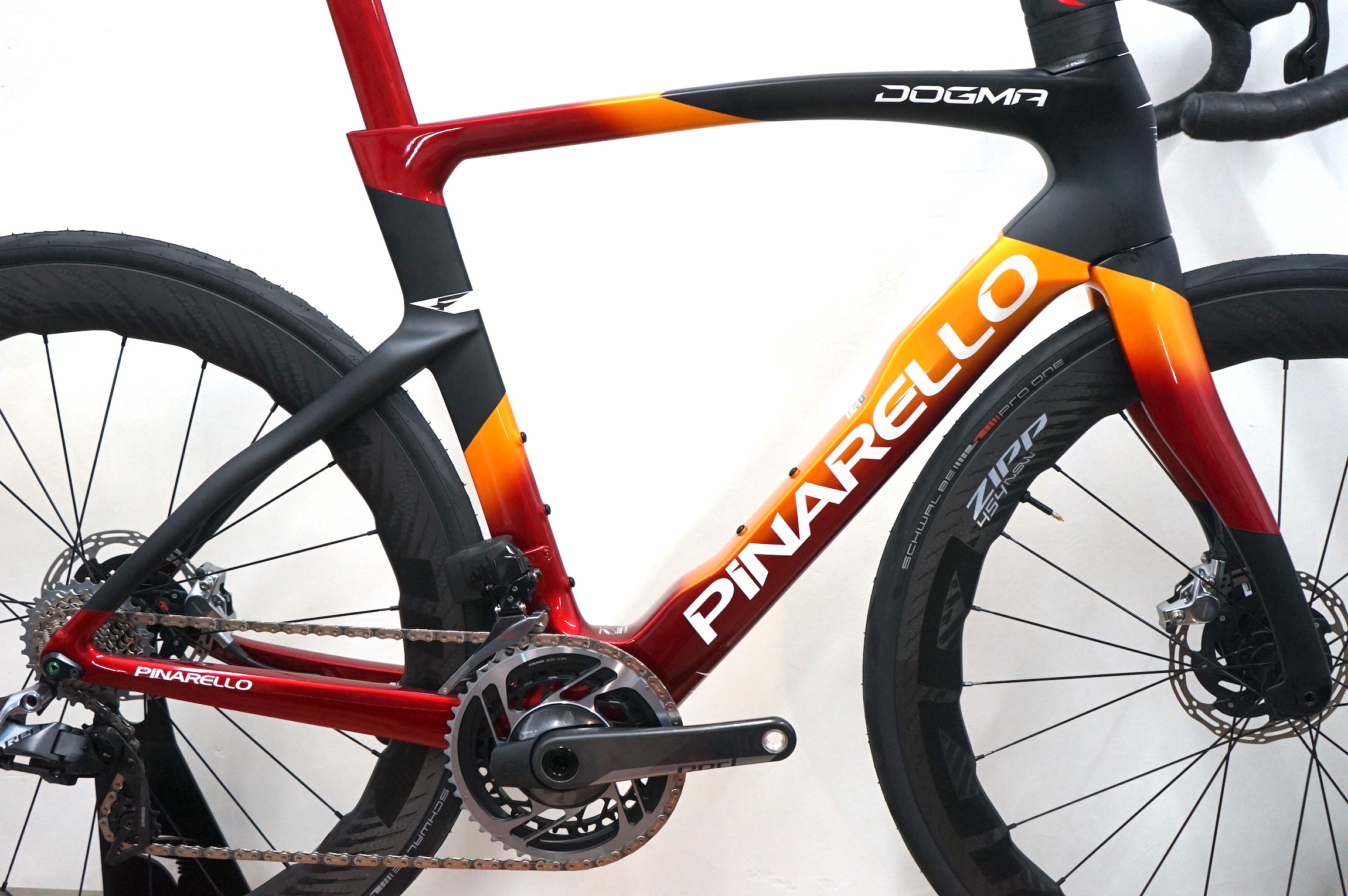 Pinarello DOGMA F disc (2024) Sram Red eTap AXS 2x12 Powermeter  Zipp 454 NSW