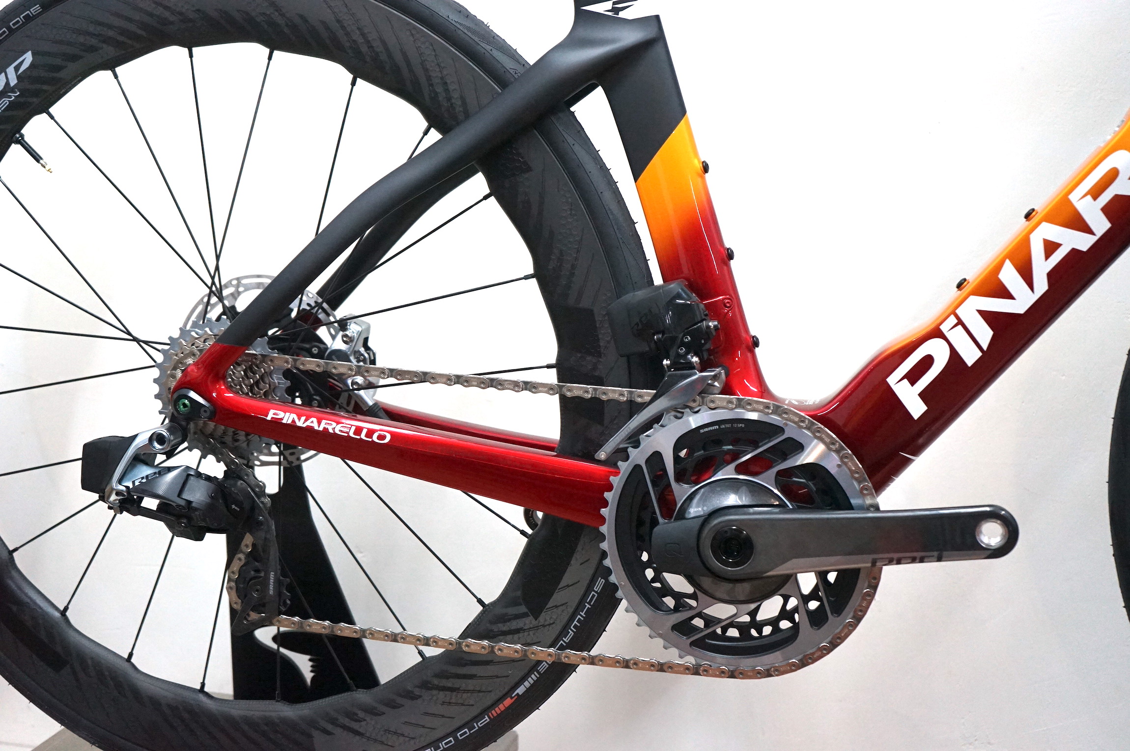 Pinarello DOGMA F disc (2024) Sram Red eTap AXS 2x12 Powermeter  Zipp 454 NSW