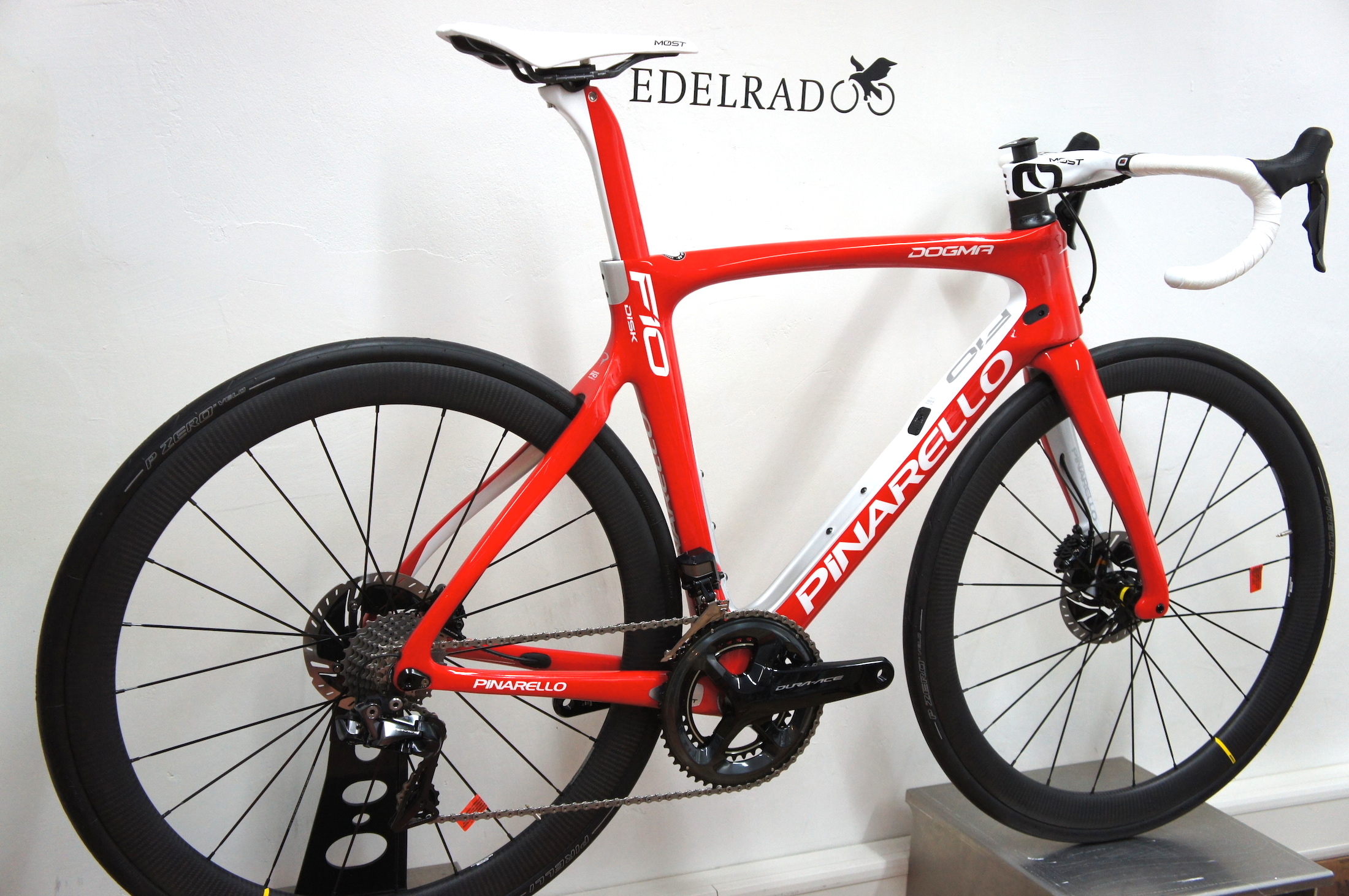 Pinarello Dogma F10 Disc complete bike / 209 vulcano