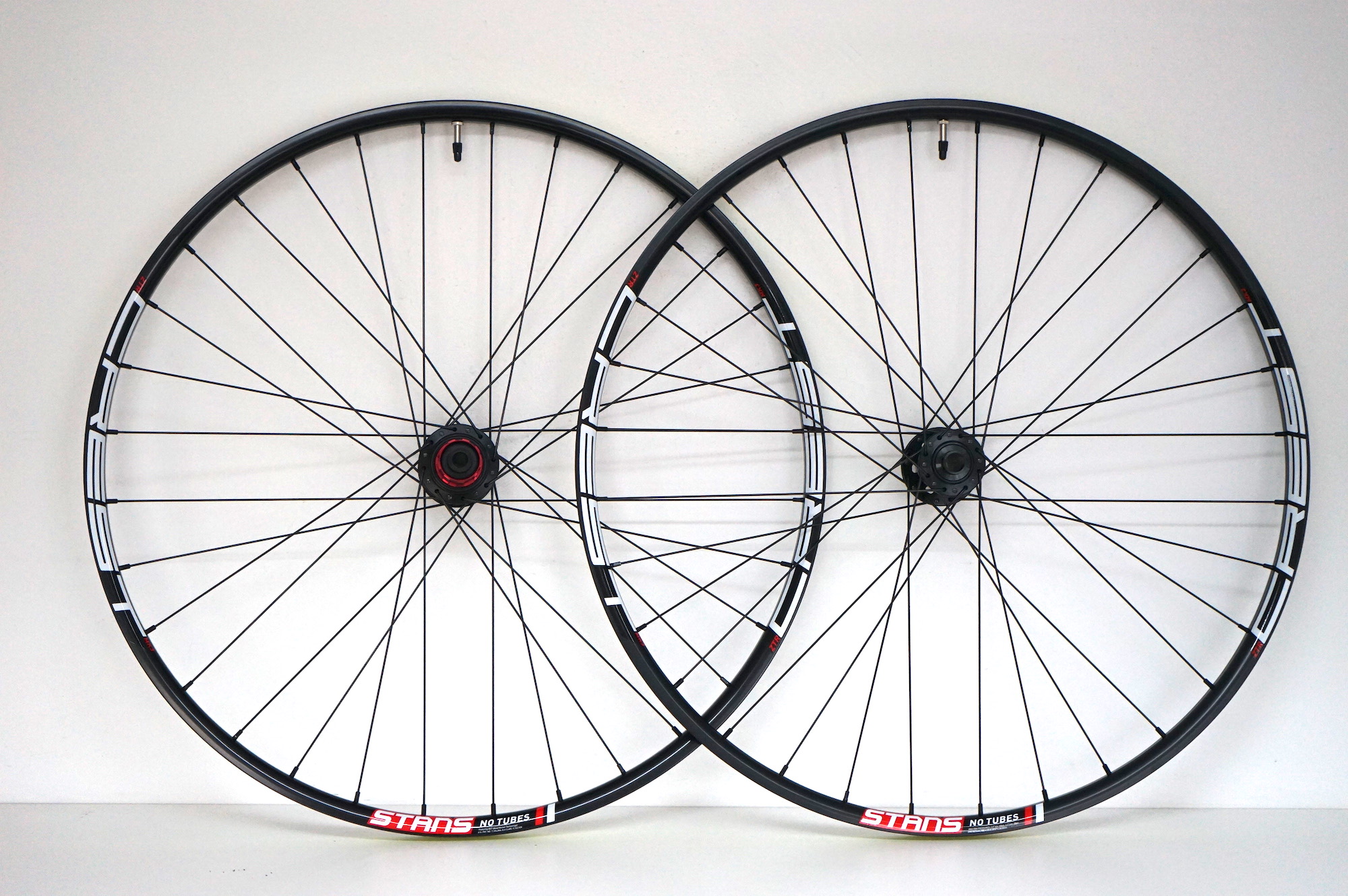 STAN'S NOTUBES LAUFRADSATZ ZTR CREST MK3 27,5" VR: 15x100mm / HR: 12x142mm